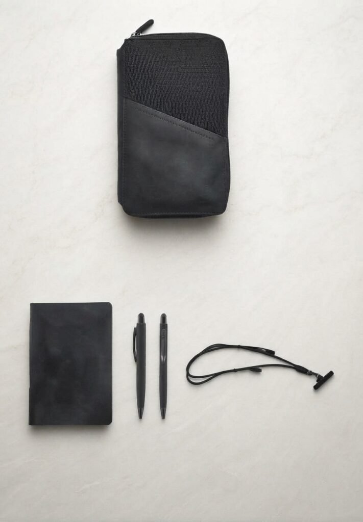 طقم هدايا مكتبي يضم نوت بوك A6 وقلم وحامل كابل وشنطة يد