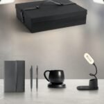 طقم هدايا مكتبي يضم نوت بوك وقلم ومج وشاحن لاسلكي بإضاءة LED وبوكس هارد كفر 1
