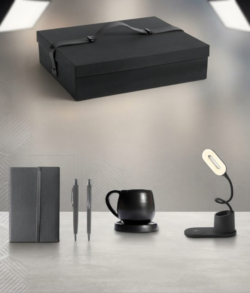 طقم هدايا مكتبي يضم نوت بوك وقلم ومج وشاحن لاسلكي بإضاءة LED وبوكس هارد كفر
